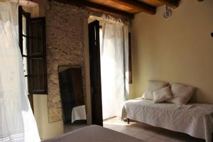 een slaapkamer met een bed en een raam bij Sant Efisio Host in Cagliari