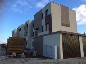 un bâtiment avec un portail et un bâtiment dans l'établissement Apartament Fibra Latte, à Rybnik