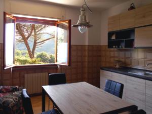 cocina con mesa de madera y ventana en Casa Cloe, en Isola