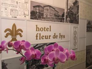 Majutusasutuses Fleur de Lys olev sertifikaat, autasu, silt või muu dokument