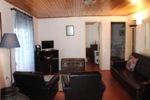 a living room with a couch and chairs at Casa Cimo Vila in Provesende