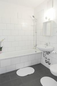 ペーネミュンデにあるSunny Apartment II cの白いバスルーム(バスタブ、シンク付)