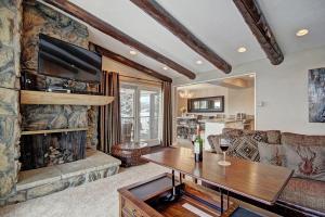 Χώρος καθιστικού στο A308 Lake Cliffe Condo