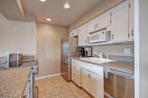 Η κουζίνα ή μικρή κουζίνα στο A308 Lake Cliffe Condo +33 φωτογραφίες
