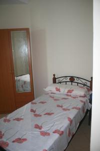 Rúm í herbergi á Appartement de Mustapha larache