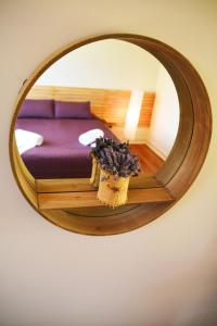 einen runden Spiegel mit einem Bett im Zimmer in der Unterkunft Cherrabah Resort Warwick in Elbow Valley