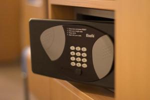 a microwave oven sitting on top of a cabinet at Novotel Porto Gaia in Vila Nova de Gaia