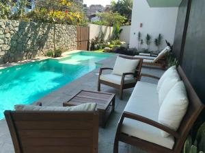 沙由利達的住宿－Casa Malva，庭院设有带椅子和桌子的游泳池。