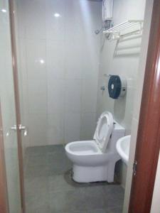 a bathroom with a toilet and a sink at Asia Novo Boutique Hotel - Rosario in Rosario