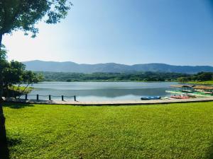 - Vistas a un lago con muelle en 旭語民宿 台東縣民宿1436號, en Chishang