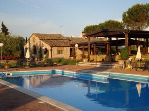 Bazén v ubytovaní Agriturismo La Sovana alebo v jeho blízkosti