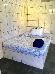 Un pat sau paturi într-o cameră la Kitnet BH