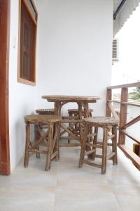 uma mesa de madeira e banco num quarto em El Refugio del Sol em Playas