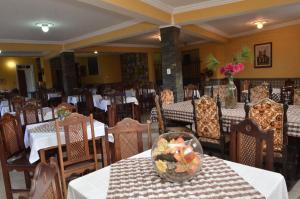 Um restaurante ou outro lugar para comer em Hotel Priskar