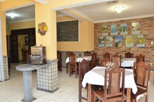 a dining room with tables and chairs in a restaurant at Hotel Priskar in Ouro Preto