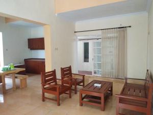 a living room with chairs and a table and a window at Omah Inap D24 Syariah near Universitas Aisyiah Yogyakarta Mitra RedDoorz in Sleman