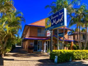 un hombre parado frente a un motel en Bosuns Inn Motel, en Coffs Harbour