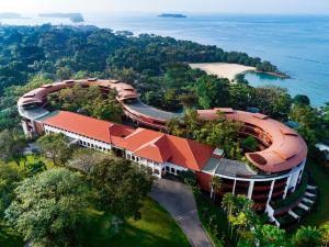 eine Luftansicht eines Gebäudes mit Strand in der Unterkunft Capella Singapore in Singapur