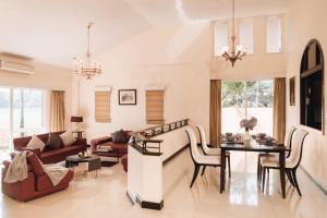 a living room with a couch and a table at Green Olive Villa Amata Spring Golf in Ban Nong Mai Daeng (2)