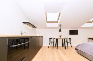 Køkken eller tekøkken på Chodkiewicza 10 (B) - cozy studio by Homeprime