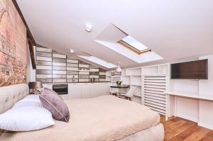 sypialnia z dużym łóżkiem i kuchnią w obiekcie Chodkiewicza 10 (A) - cozy studio by Homeprime w Krakowie