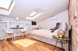 sypialnia z łóżkiem, biurkiem i stołem w obiekcie Chodkiewicza 10 (A) - cozy studio by Homeprime w Krakowie