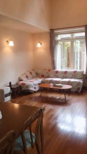 un salon avec un canapé et une table dans l'établissement Cottage Ginkai Fuji, à Yamanakako 25 autres photos