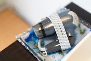 una macchina fotografica appoggiata sopra una torta di Kyono Iori Yasuragi a Kyoto