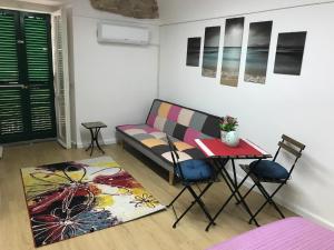 uma sala de estar com um sofá e uma mesa em La Casetta del Corso em Ortona