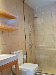 łazienka z prysznicem, toaletą i umywalką w obiekcie Minimalistic Apartment Near the Sea w mieście Guwes
