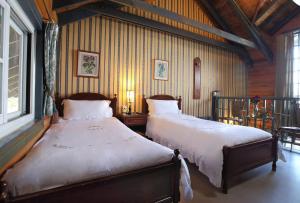 1 dormitorio con 2 camas en una habitación en Cingjing Hanging Garden & Resort en Renai