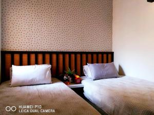 zwei nebeneinander stehende Betten in einem Schlafzimmer in der Unterkunft M.R Homestay Morib Gold Coast Resort in Banting + 4 Fotos