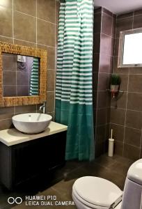 ein Badezimmer mit Waschbecken und Toilette in der Unterkunft M.R Homestay Morib Gold Coast Resort in Banting
