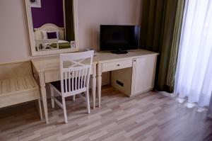 a small room with a desk and a chair at Hotel Gorenje in Prishtinë