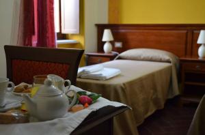 Pokój hotelowy z łóżkiem i zestawem do parzenia herbaty na stole w obiekcie Borgo Patierno w mieście Conca della Campania