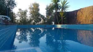 בריכת השחייה שנמצאת ב-Casa Rural Huerta la Lapa או באזור