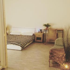 ein Schlafzimmer mit einem Bett, einem Stuhl und einem Tisch in der Unterkunft Chen The House in Qingshui