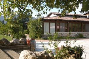 uma casa com pedras à frente em Borgo Patierno em Conca della Campania