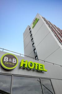un panneau d'hôtel au-dessus d'un bâtiment dans l'établissement B&B HOTEL Bordeaux Centre Gare Saint-Jean, à Bordeaux