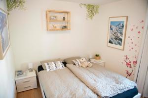 Postel nebo postele na pokoji v ubytování O 68 Haus Bel Air + 37 fotografií