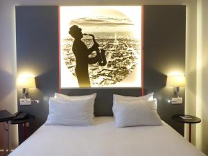 蒙蒂尼布勒托訥的住宿－巴黎圣康坦貝斯特韋斯特酒店，卧室里放着一张女人的萨克斯风照片