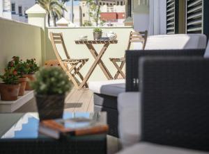 Habitación con vistas a un balcón con mesa y sillas. en Summerland Apartments Rota, en Rota
