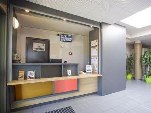 una zona de espera de una sala de espera en un hospital en B&B HOTEL Orleans Saint-Jean de Braye en Saint-Jean-de-Braye