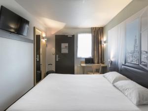 En eller flere senge i et værelse på B&B HOTEL Orleans Saint-Jean de Braye