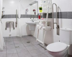 A bathroom at Summerland Apartments Rota
