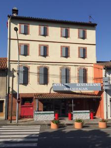 un hôtel au coin d'une rue dans l'établissement Hôtel Restaurant du Lauragais LOGIS DE FRANCE, à Villefranche-de-Lauragais