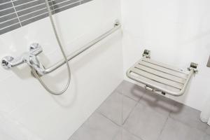 W łazience z białymi ścianami znajduje się prysznic. w obiekcie Summerland Apartments Rota w mieście Rota