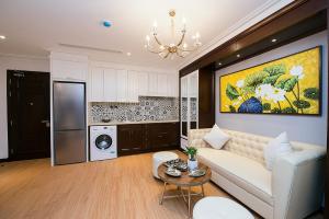 uma sala de estar com um sofá e uma cozinha em Hong Gia Tue Apartment em Hanói