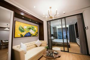 Posezení v ubytování Hong Gia Tue Apartment + 17 fotografií
