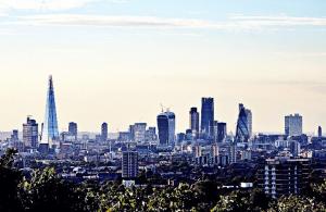 ロンドンにあるベレスフォード ロード ロンドン ルームズの高層ビルが多い街並み